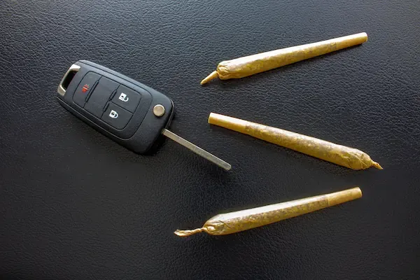 Drogenkonsum beim Autofahren. Harte Strafen winken.