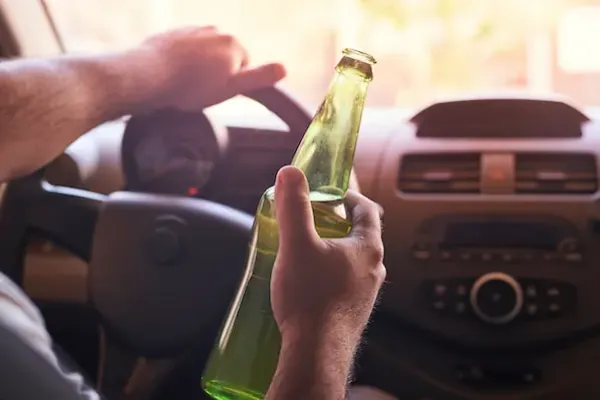 Alkohol am Steuer, Ungeheuer und Führerschein weg.