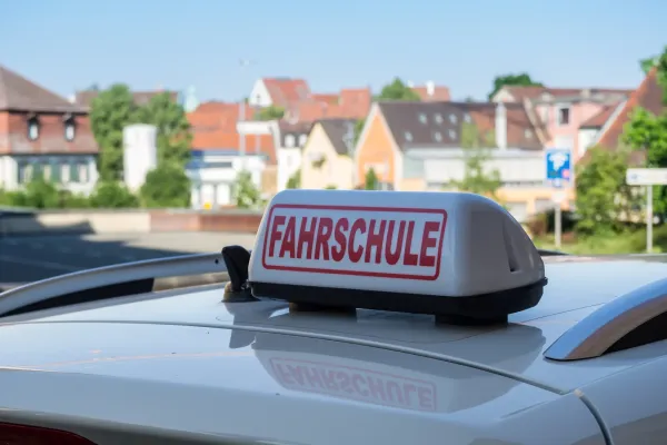Auf zur Fahrschule und den Führerschein neu machen. Warum auch nicht.